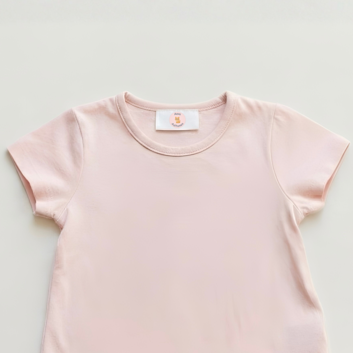 Pyöreä nimitarra vaatteessa