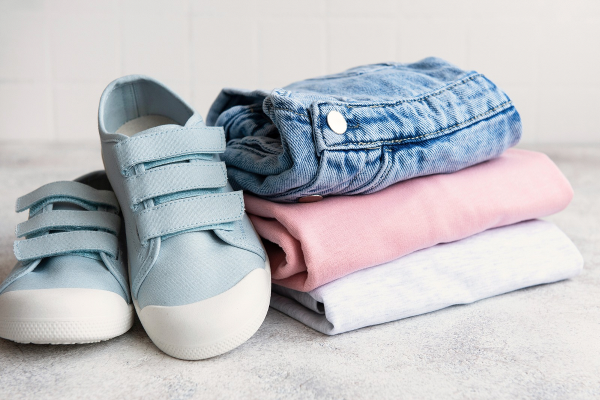 Nimikoitavia lasten vaatteita ja kenkiä