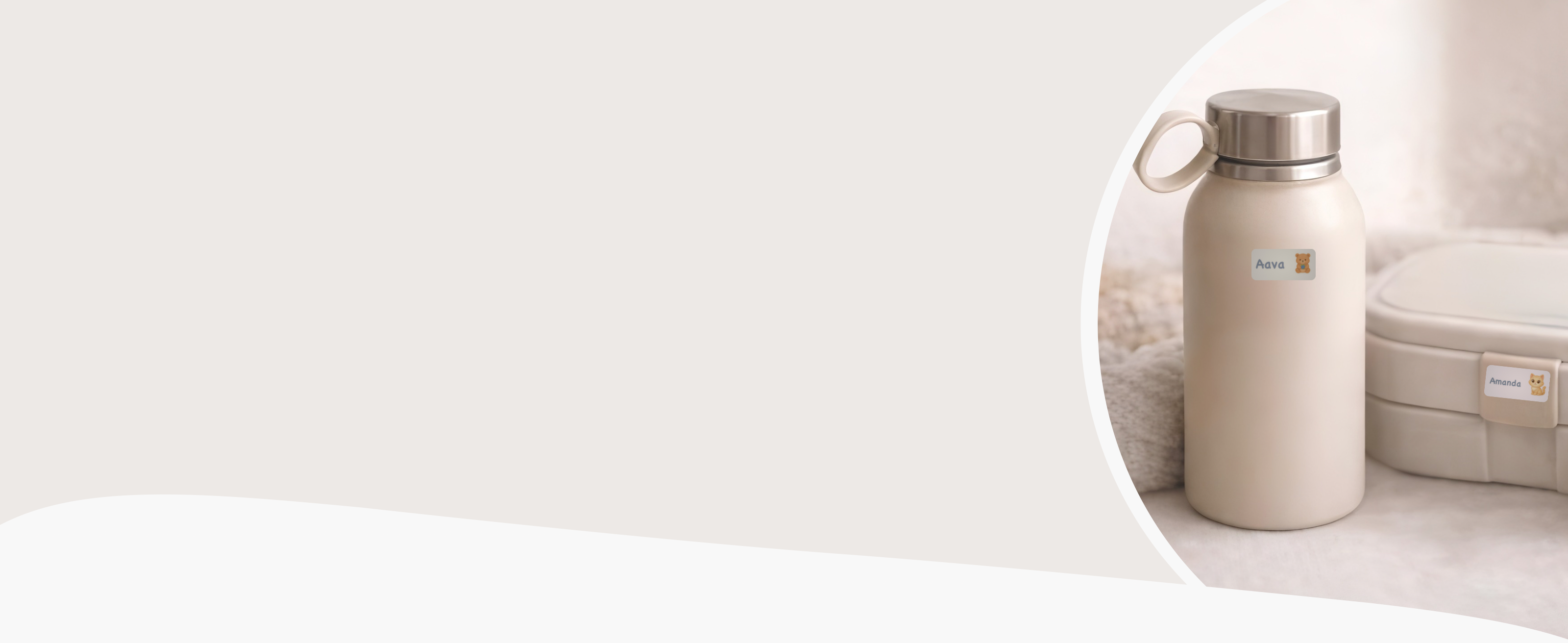 Nimitarra vaatteessa, juomapullossa ja eväsrasiassa